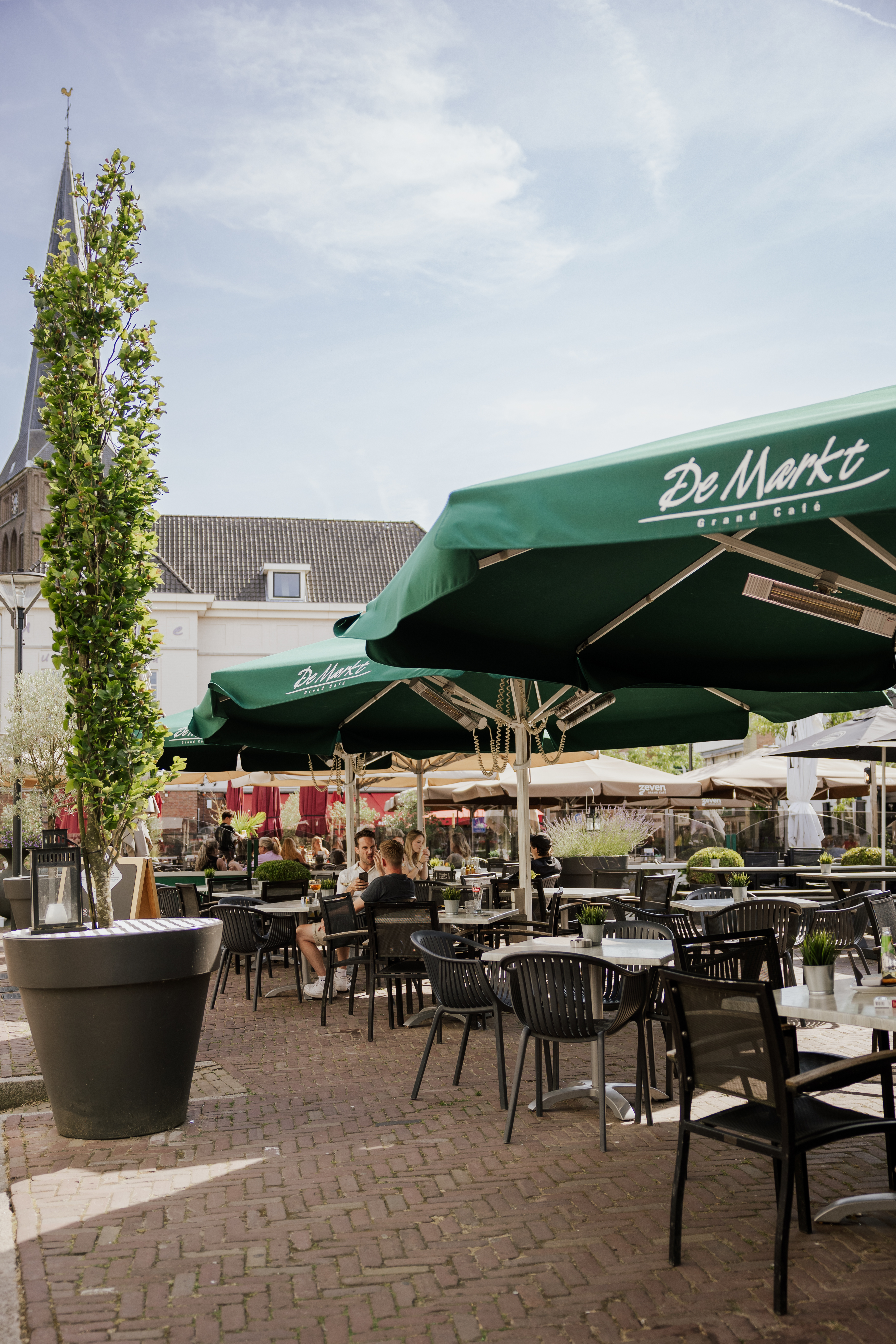 Terras bij Grand Café De Markt in Zevenaar